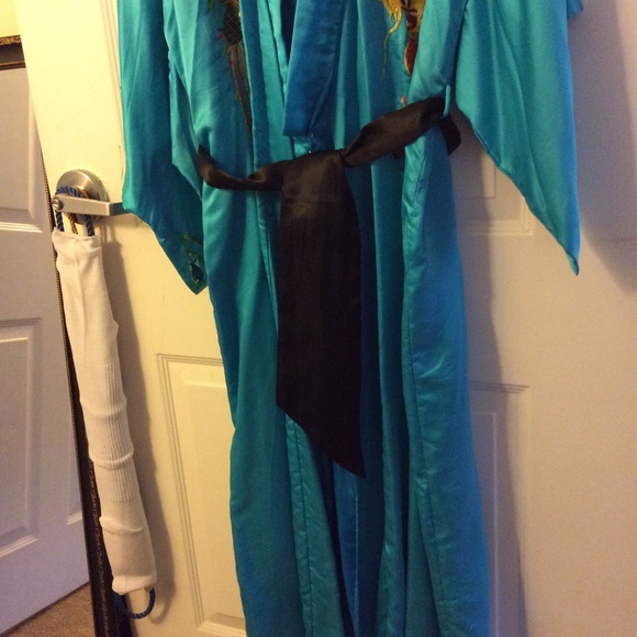 LovelySilk aqua Kimona with detailed embroidery - Picture 4 of 4